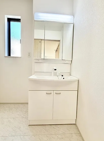 相模原市南区東大沼1丁目の新築戸建ての洗面化粧台の写真