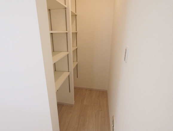 相模原市南区相武台3丁目の新築戸建てのパントリーの写真