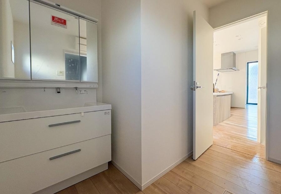 相模原市南区鵜野森1丁目の新築戸建ての洗面化粧台の写真