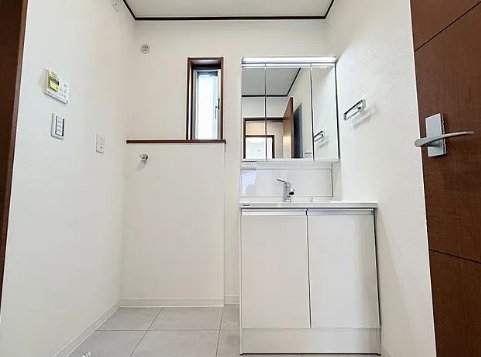 町田市相原町の中古戸建ての洗面化粧台の写真