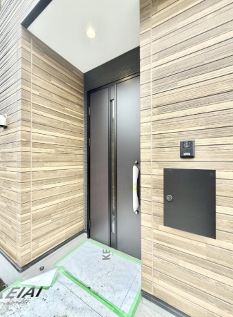 町田市本町田の新築戸建ての玄関の写真