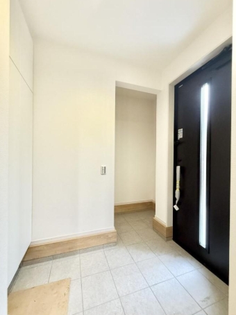 町田市本町田の新築戸建ての玄関の写真