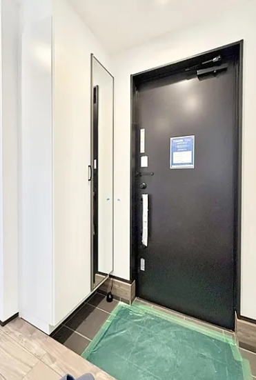 町田市本町田の新築戸建て2の玄関の写真