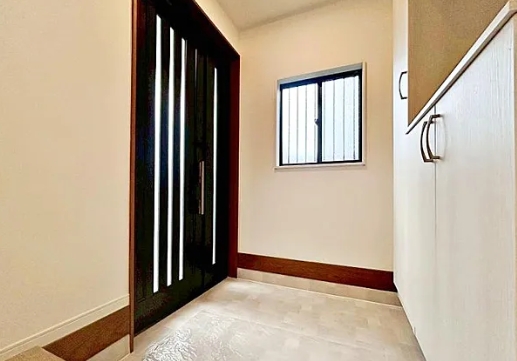 町田市金井ヶ丘2丁目の中古戸建ての玄関の写真