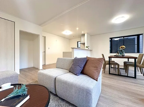 町田市金井ヶ丘2丁目の中古戸建てのリビングの写真