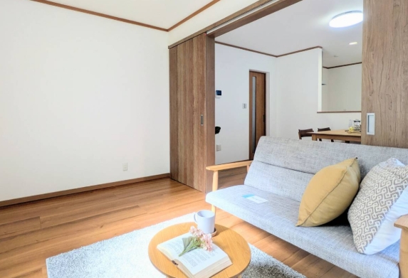 町田市金井ヶ丘2丁目の中古戸建てのリビングの写真