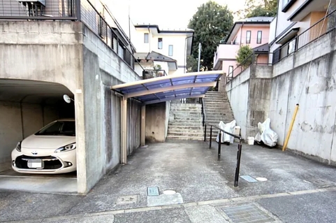 町田市金井ヶ丘2丁目の中古戸建ての駐車場の写真