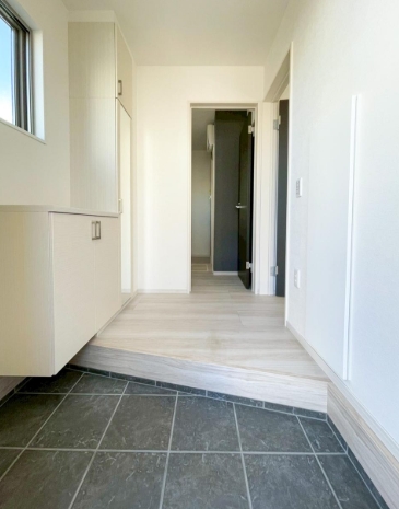 町田市高ヶ坂4丁目の新築戸建ての玄関の写真