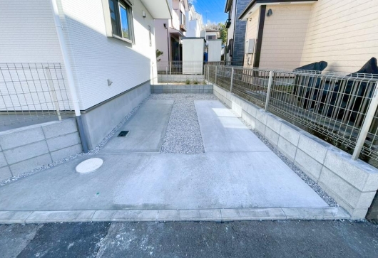 町田市高ヶ坂4丁目の新築戸建ての駐車場の写真