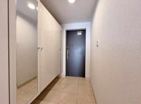 町田市小山ヶ丘3丁目の中古マンションの玄関の写真