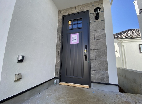 町田市小山町の新築戸建てAの玄関の写真