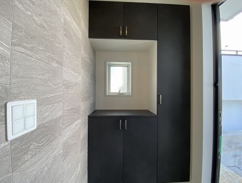 町田市小山町の新築戸建てAの玄関の写真