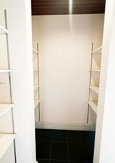 町田市真光寺2丁目の新築戸建て1のシューズインクロークの写真