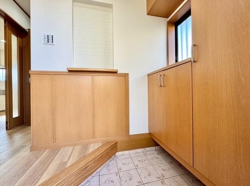 町田市矢部町の中古戸建ての玄関の写真