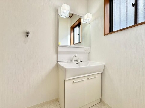 町田市矢部町の中古戸建ての洗面化粧台の写真