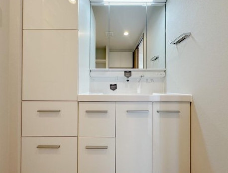 八王子市狭間町の中古マンションの洗面化粧台の写真