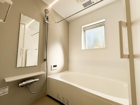 八王子市東浅川町の新築戸建てのバスルームの写真