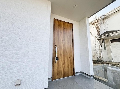 八王子市東浅川町の新築戸建ての玄関の写真