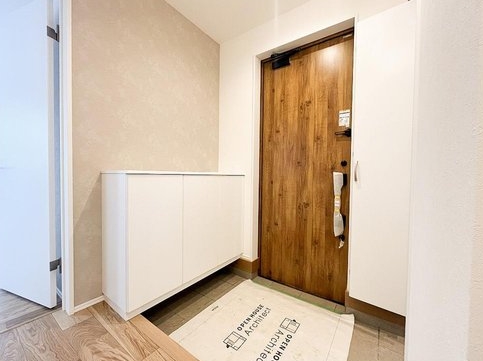 八王子市東浅川町の新築戸建ての玄関の写真