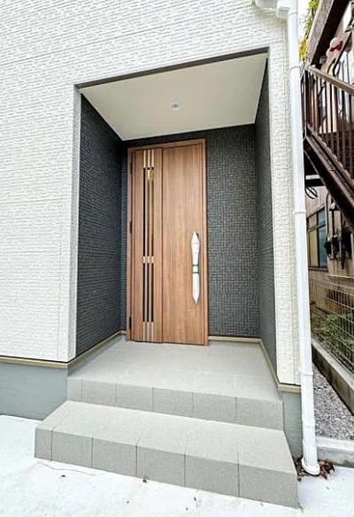 八王子市本町の中古戸建ての玄関の写真