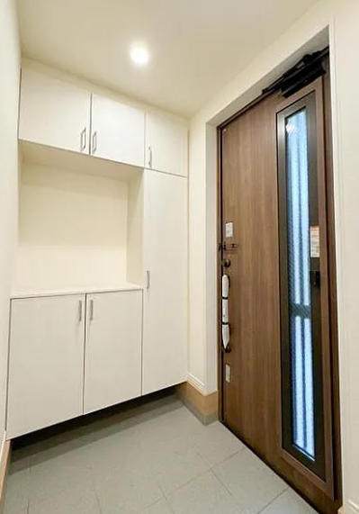 八王子市本町の中古戸建ての玄関の写真