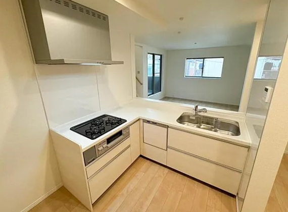 八王子市本町の中古戸建てのキッチンの写真