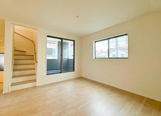 八王子市本町の中古戸建てのリビングの写真