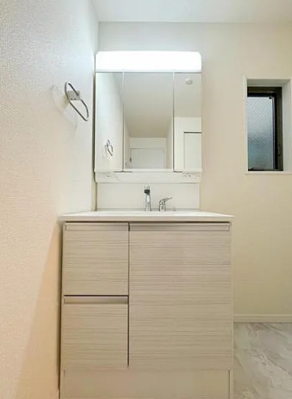 八王子市本町の中古戸建ての洗面化粧台の写真