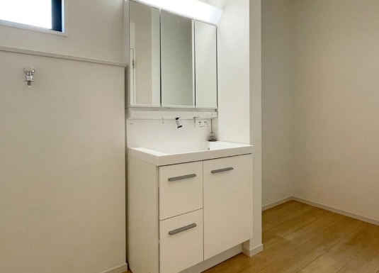 八王子市富士見町の新築戸建て2号棟の洗面化粧台の写真