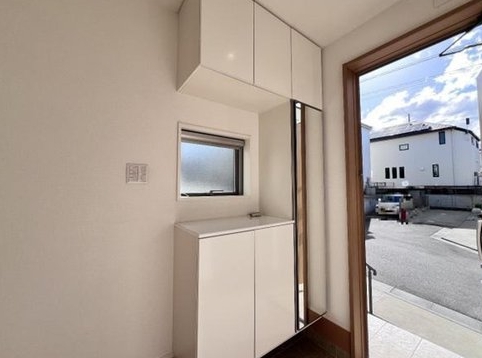 八王子市石川町の中古戸建ての玄関の写真