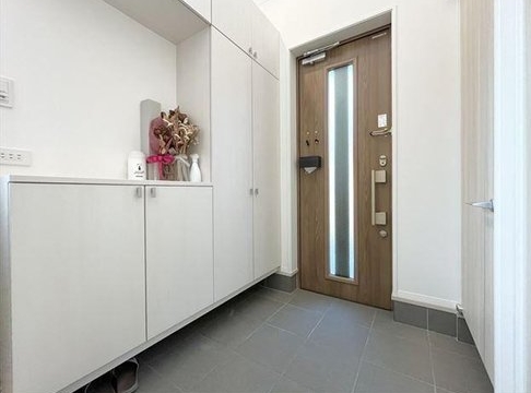 八王子市石川町の中古戸建ての玄関の写真