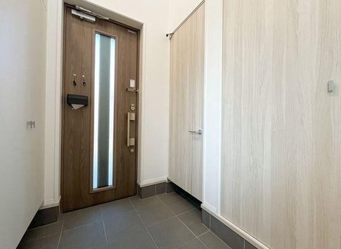 八王子市石川町の中古戸建ての玄関の写真