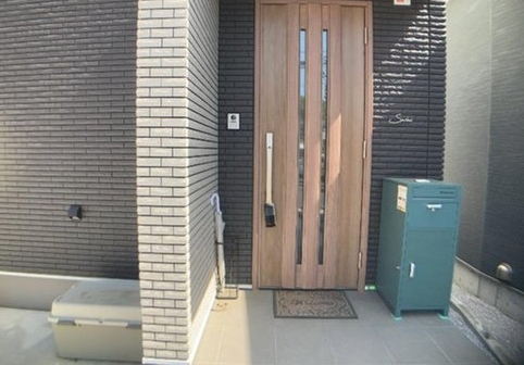 八王子市石川町の中古戸建ての玄関の写真