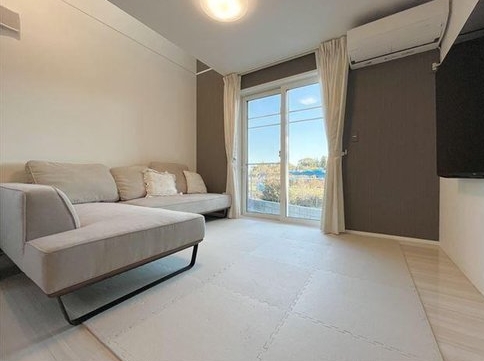 八王子市石川町の中古戸建てのリビングの写真