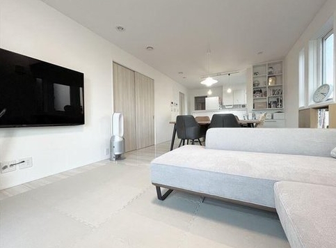 八王子市石川町の中古戸建てのリビングの写真