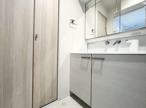 八王子市石川町の中古戸建ての洗面化粧台の写真