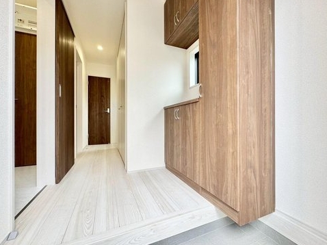 八王子市泉町の新築戸建ての玄関の写真