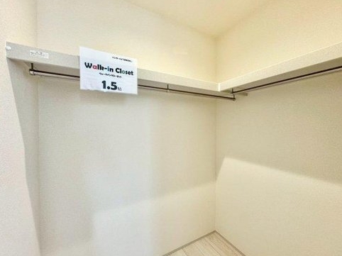 八王子市泉町の新築戸建てのウォークインクローゼットの写真