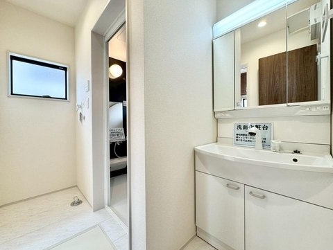 八王子市泉町の新築戸建ての洗面化粧台の写真