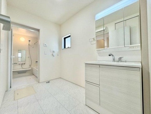 八王子市泉町の新築戸建ての洗面化粧台の写真