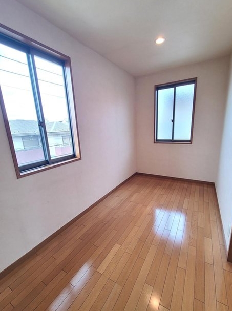 八王子市片倉町の中古戸建ての洋室2の写真