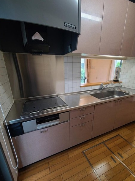 八王子市片倉町の中古戸建てのキッチンの写真