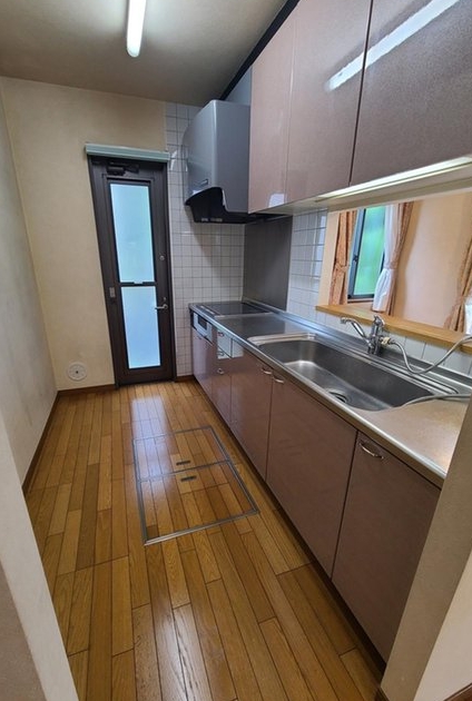 八王子市片倉町の中古戸建てのキッチンの写真