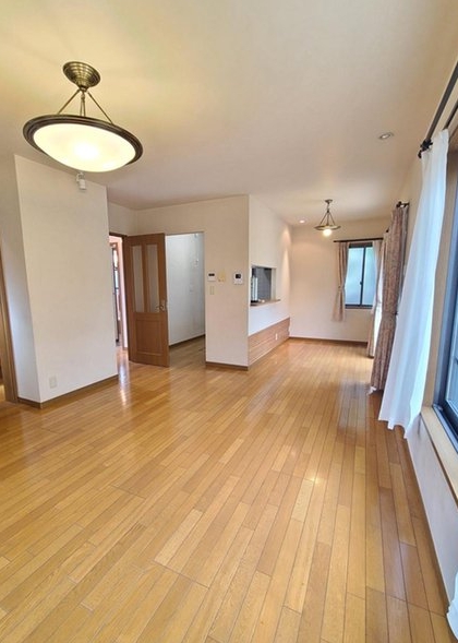 八王子市片倉町の中古戸建てのリビングの写真