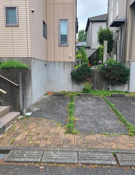 八王子市片倉町の中古戸建ての駐車場の写真