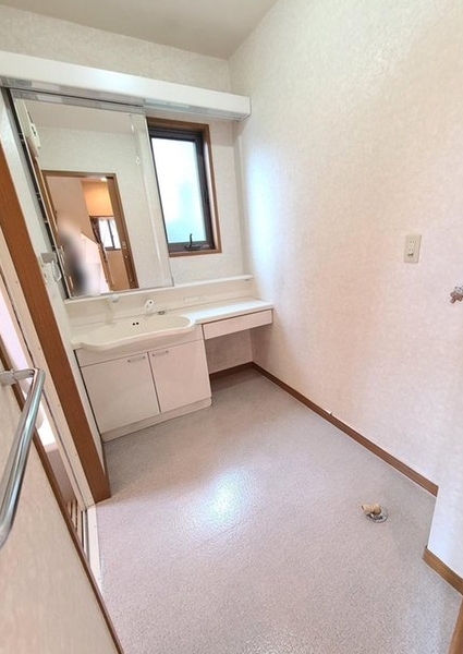 八王子市片倉町の中古戸建ての洗面化粧台の写真