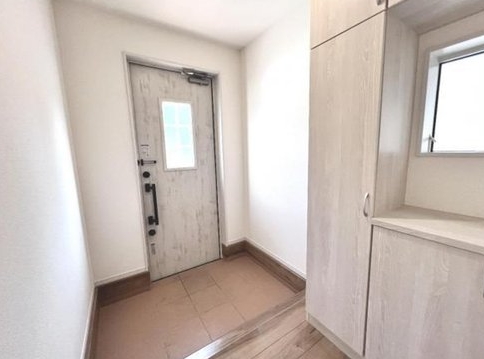 八王子市川口町の中古戸建ての玄関の写真