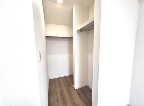 八王子市川口町の中古戸建てのウォークインクローゼットの写真