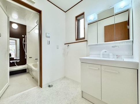 八王子市川口町の中古戸建ての洗面化粧台の写真