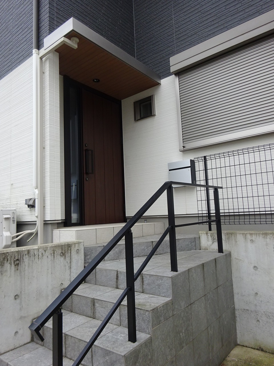 八王子市絹ケ丘2丁目の中古戸建ての玄関の写真